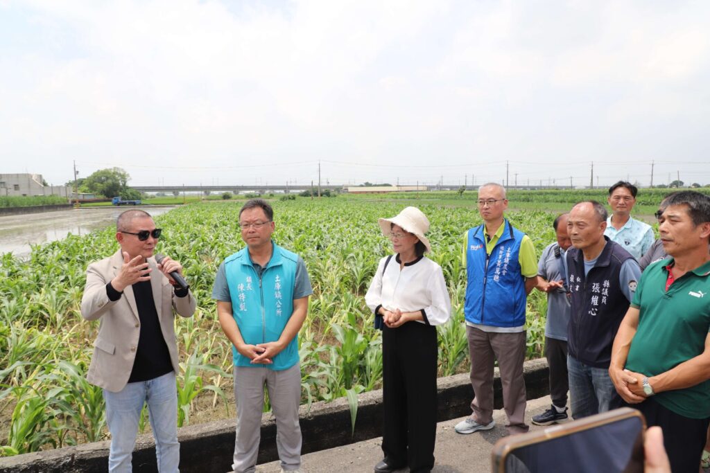 強降雨釀災！雲林10鄉鎮玉米田倒伏嚴重　縣府偕立委勘災籲中央啟動救助