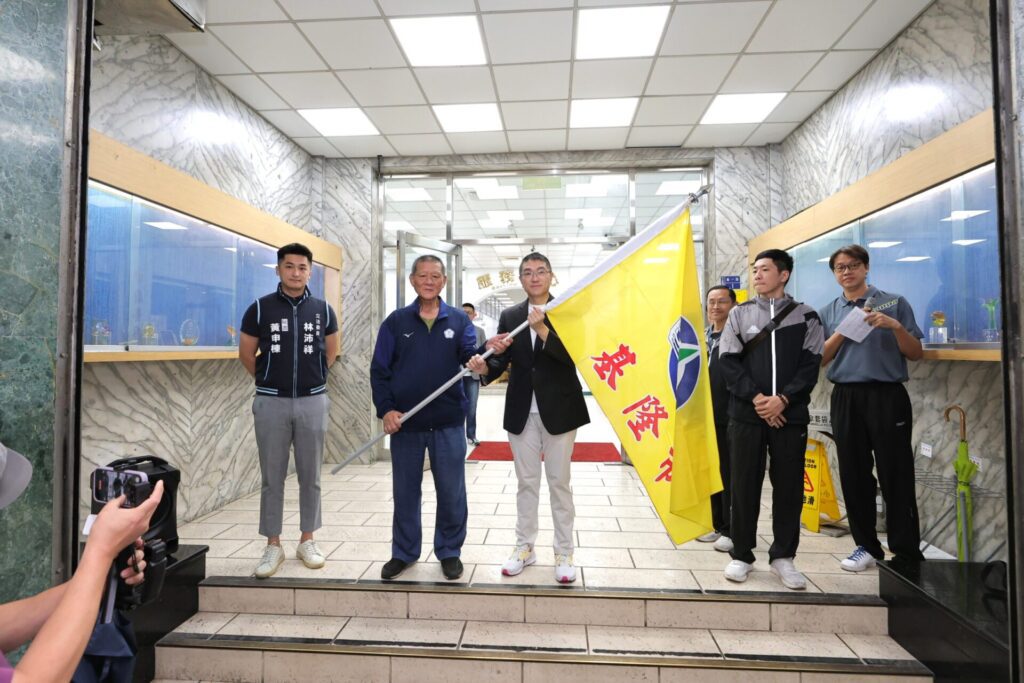 謝國樑授旗給全障運基隆代表隊　祝全力奪勝