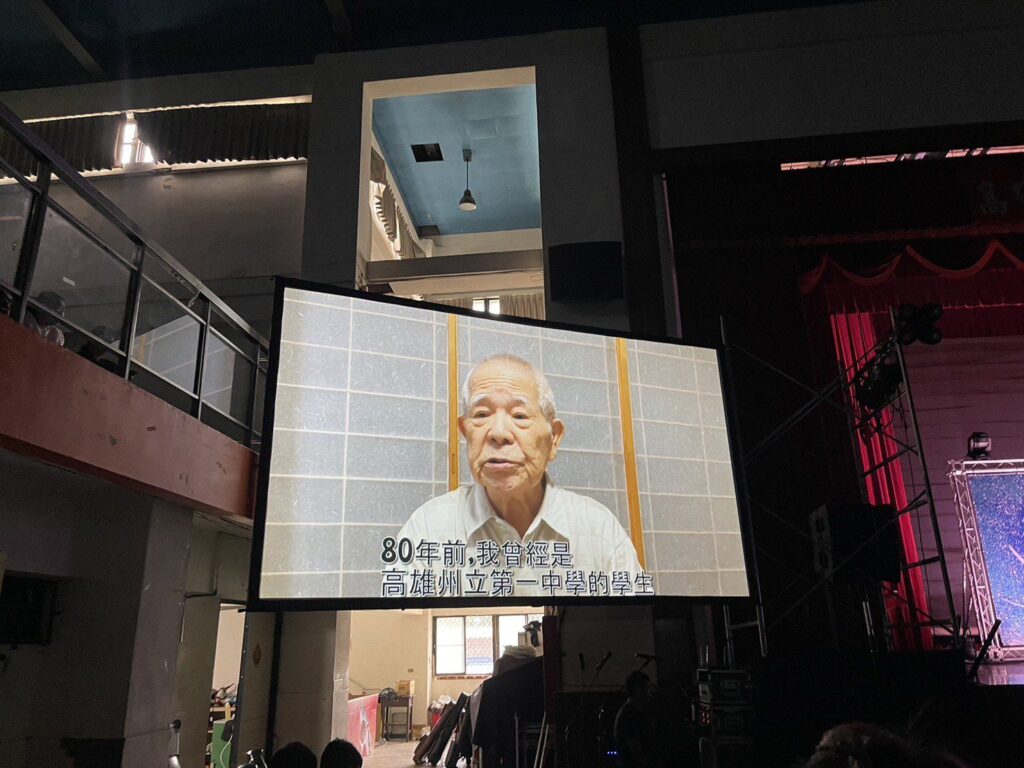 二戰後引揚返回沖繩-　95歲高雄一中校友宮城政三郎獲頒榮譽畢業贈書