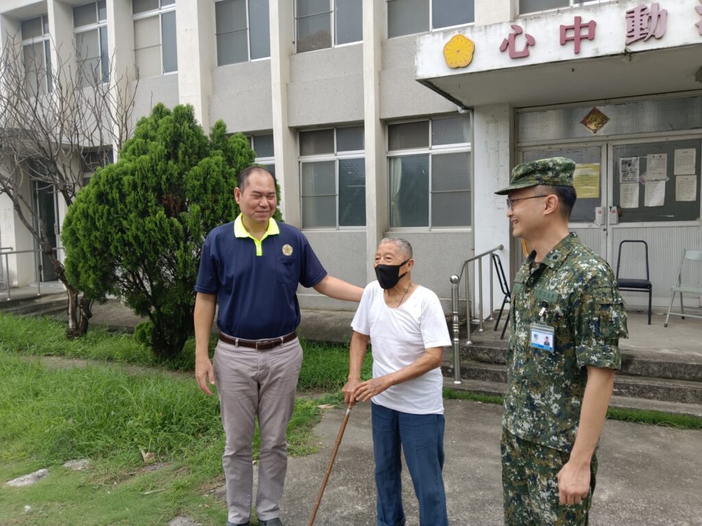 「榮民在哪裡、服務到哪裡」-　榮服處郭光顯總幹勸導單身退員宿舍榮民入住榮家