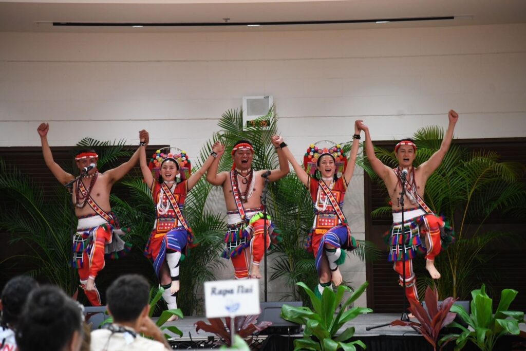 花蓮縣府團隊參與南島家園慶祝活動　代表台灣情牽百人圍舞撼動全場