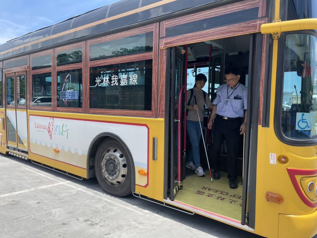 友善乘車服務！嘉市府攜手盲人協會　推動公車駕駛「人導法」訓練