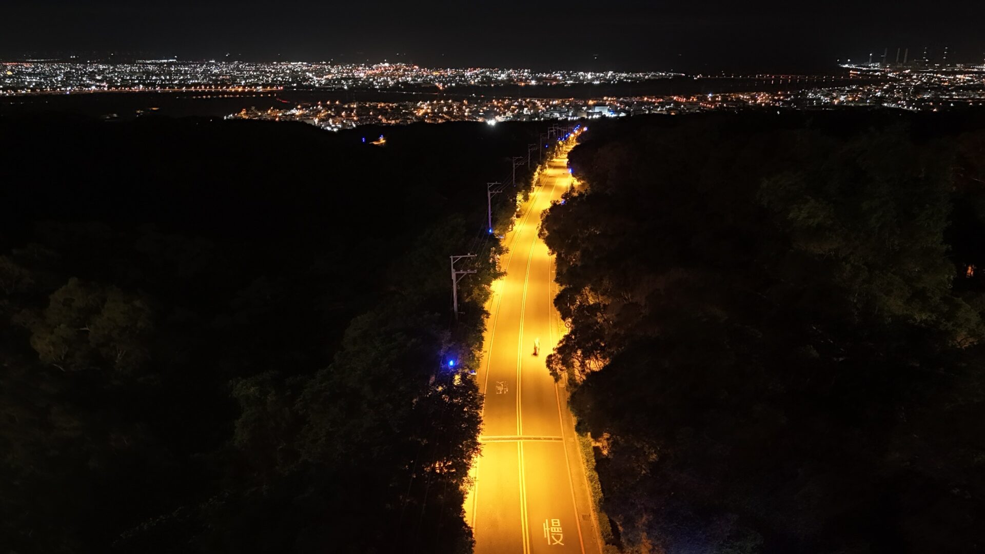 「藍色公路」重現浪漫夜景！　中市led路燈升級點亮大肚山頭