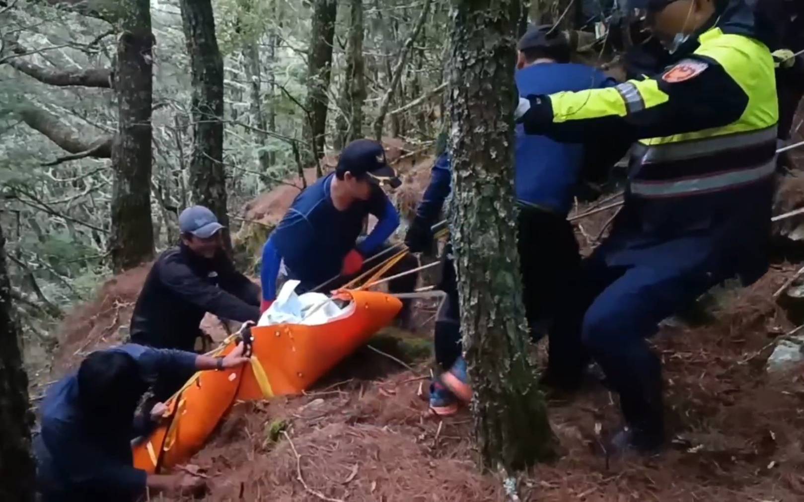 嘉明湖獨攀失聯兩天6旬翁遺體尋獲　向陽警步行4公里運下山