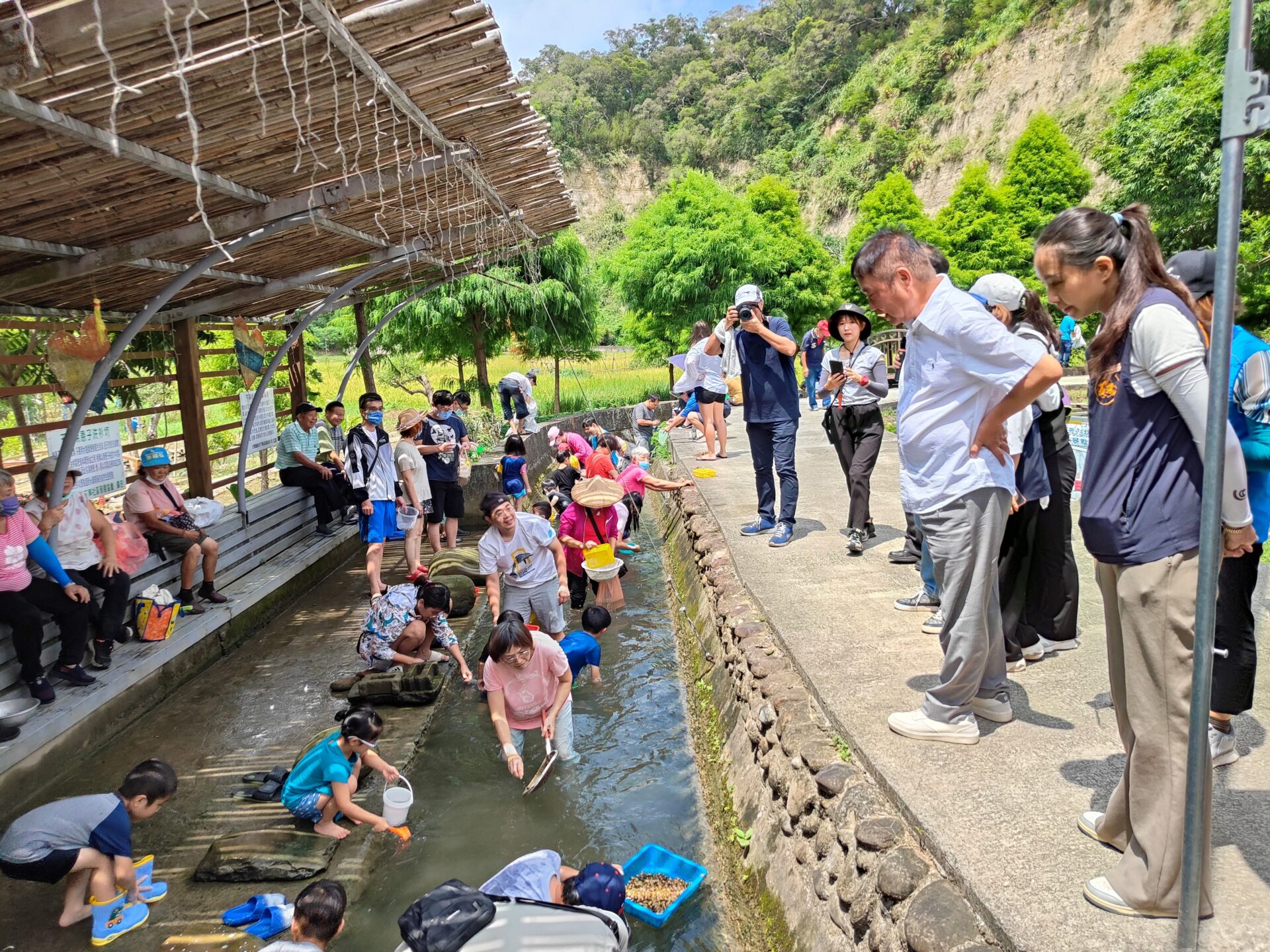 苗栗縣生態保育活動熱鬧舉行　鍾東錦與民眾共體驗摸蛤兼洗褲