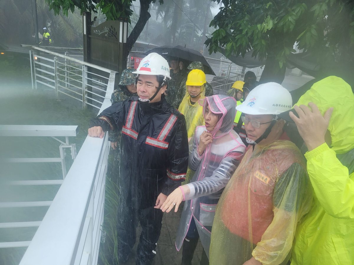 凱米颱風挾強風豪雨累積雨量已破千毫米　陳其邁召開工作會議、至美濃勘災-籲提高警覺注意安全