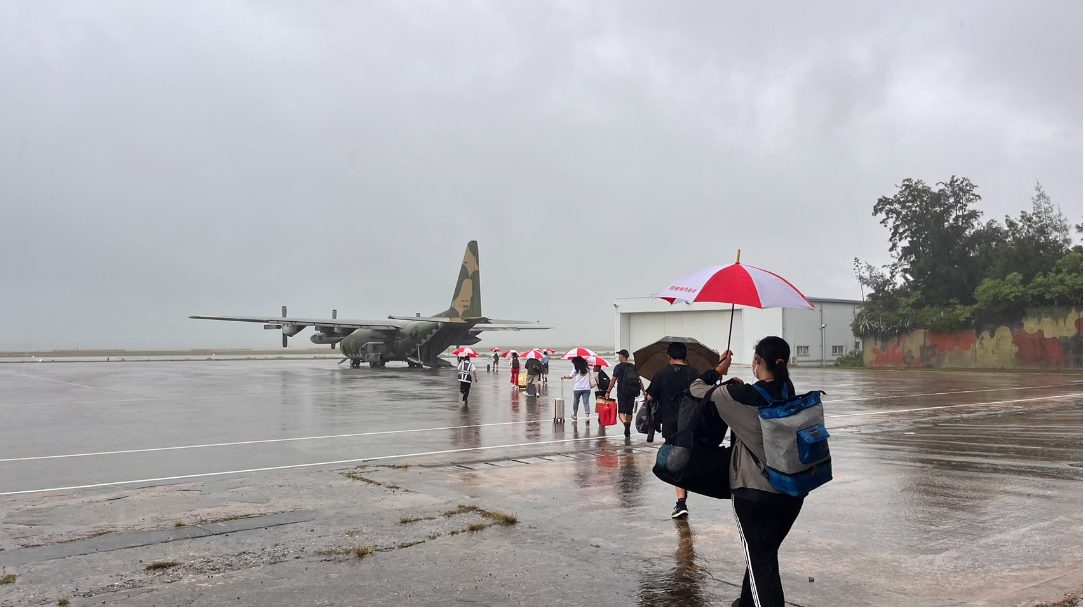 颱風後離島海運中斷　軍機支援疏運超過300架次