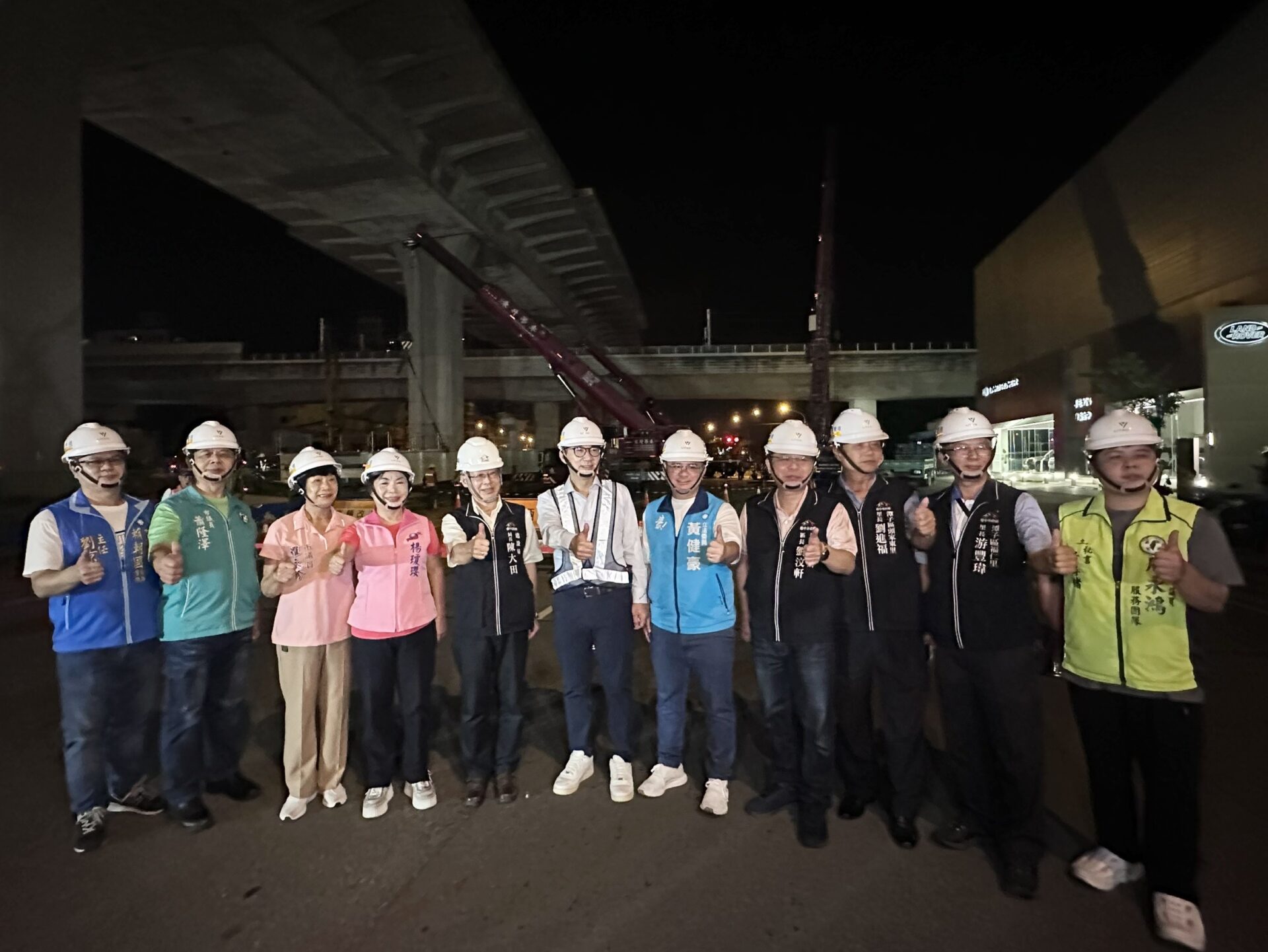 重大里程碑！「綠空廊道」自行車跨橋夜間吊裝　建設局長：朝114年春節前全線串接