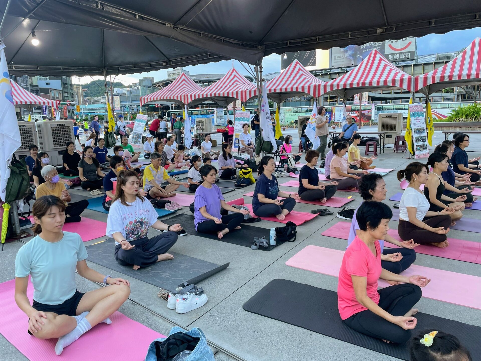 基隆國民運動日音樂大地瑜珈派對　百位市民在雨中感受內心寧靜