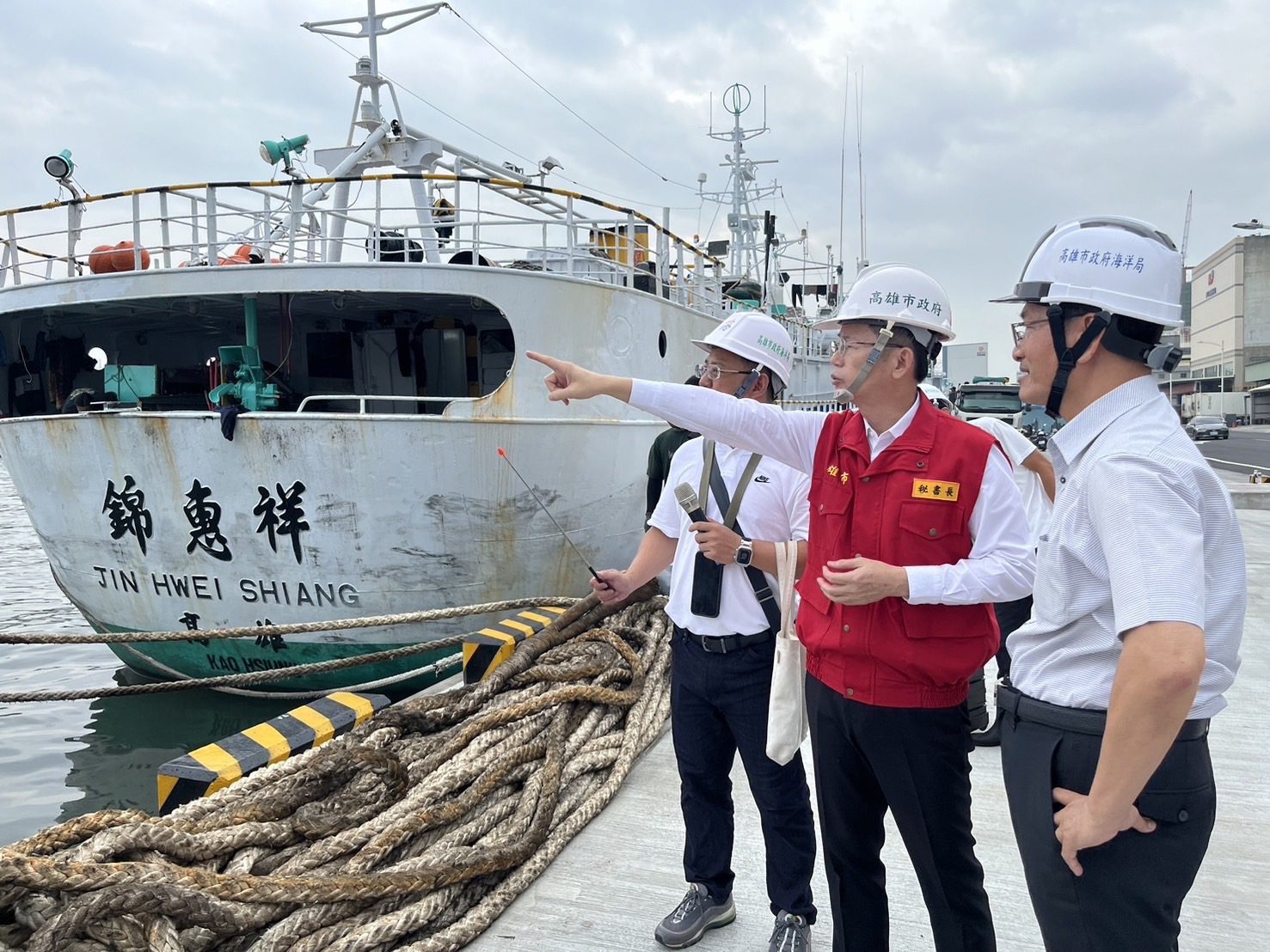 高市府郭添貴秘書長視察前鎮漁港、小港臨海新村漁港　山陀兒颱風漁船防颱整備作業