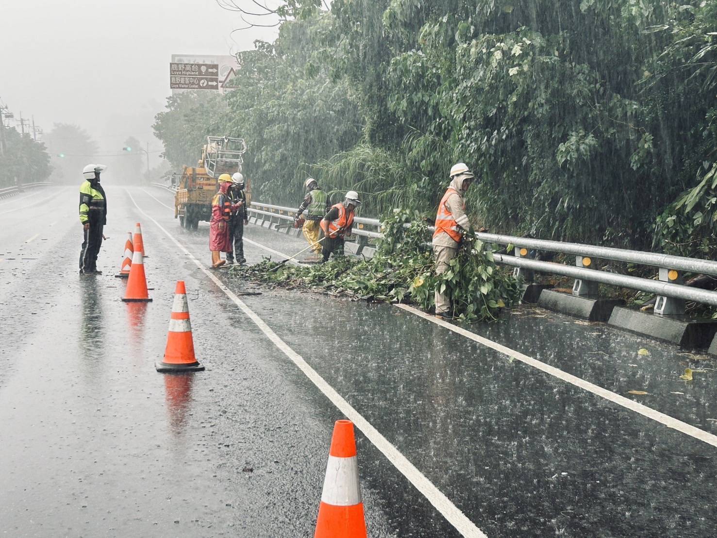 周四全台續放颱風假　須嚴防強風豪雨　山陀兒已釀2死百傷