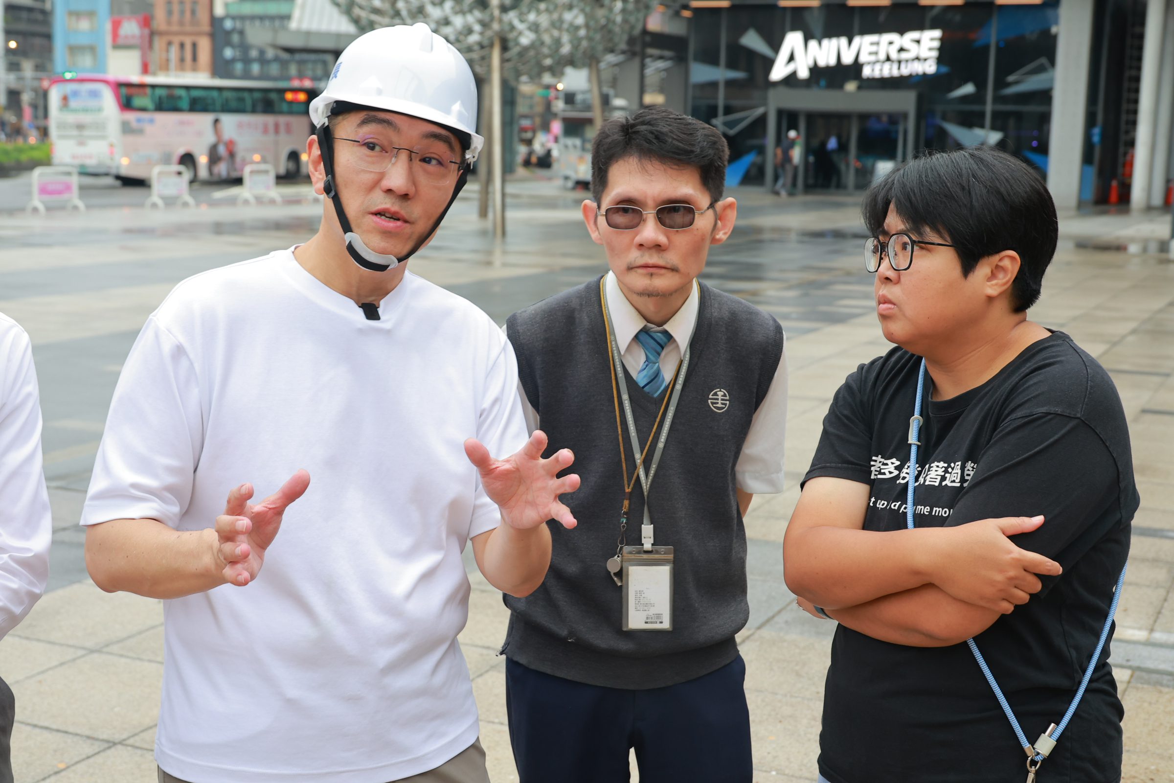 台鐵雕花雨棚鏽蝕　謝國樑親勘查：安全及文資找到平衡