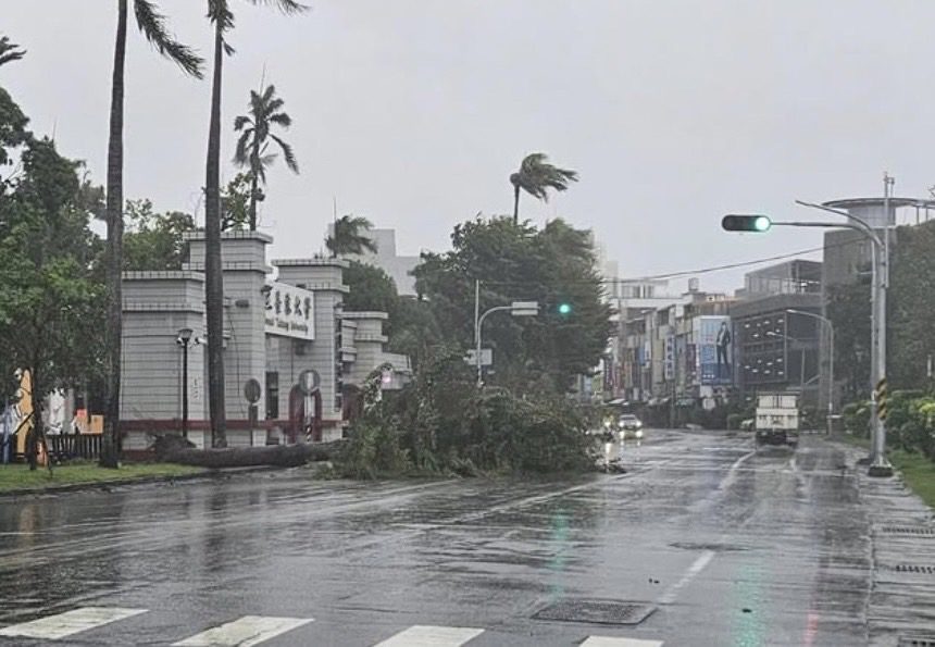 中颱康芮出海強風豪雨持續　11/1連江縣及27地區、20校放颱風假