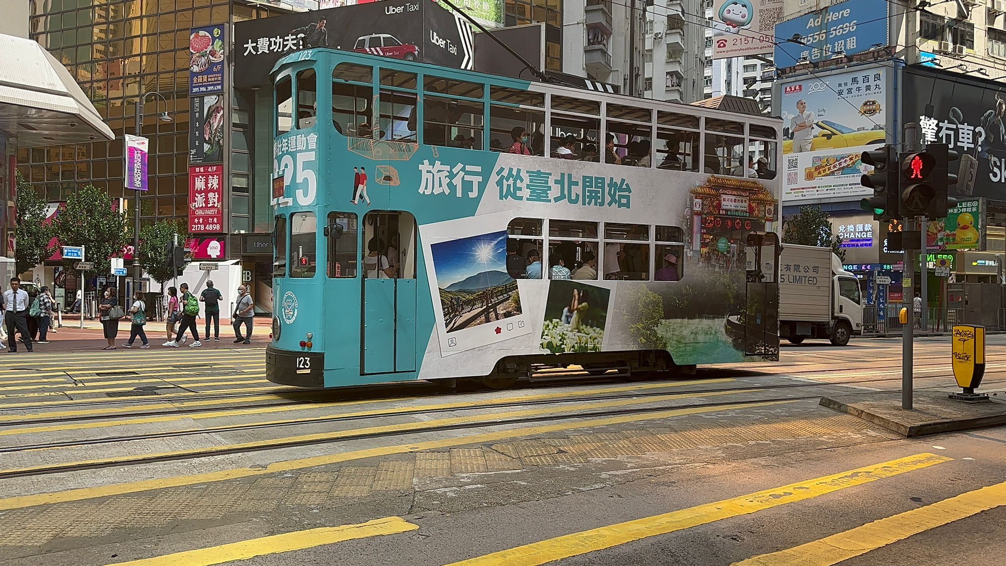 臺北旅遊魅力席捲香港街頭！觀傳局邀KOL助陣　叮叮車廣告吸睛