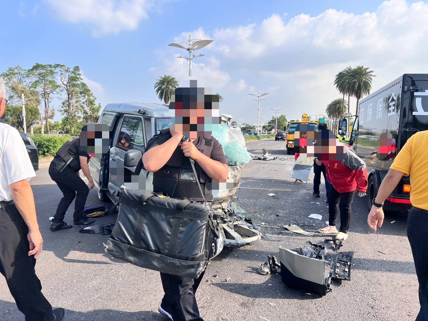 運鈔車失控撞車，對車車頭全毀/小港警迅至現場護鈔三、四百萬現金安全轉運。