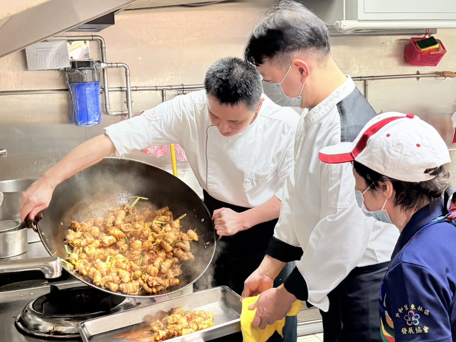 惜食惜福　雙主廚陳佳瑋和張騰峰　到中和莒東社區為長輩義煮　長者開心享美食