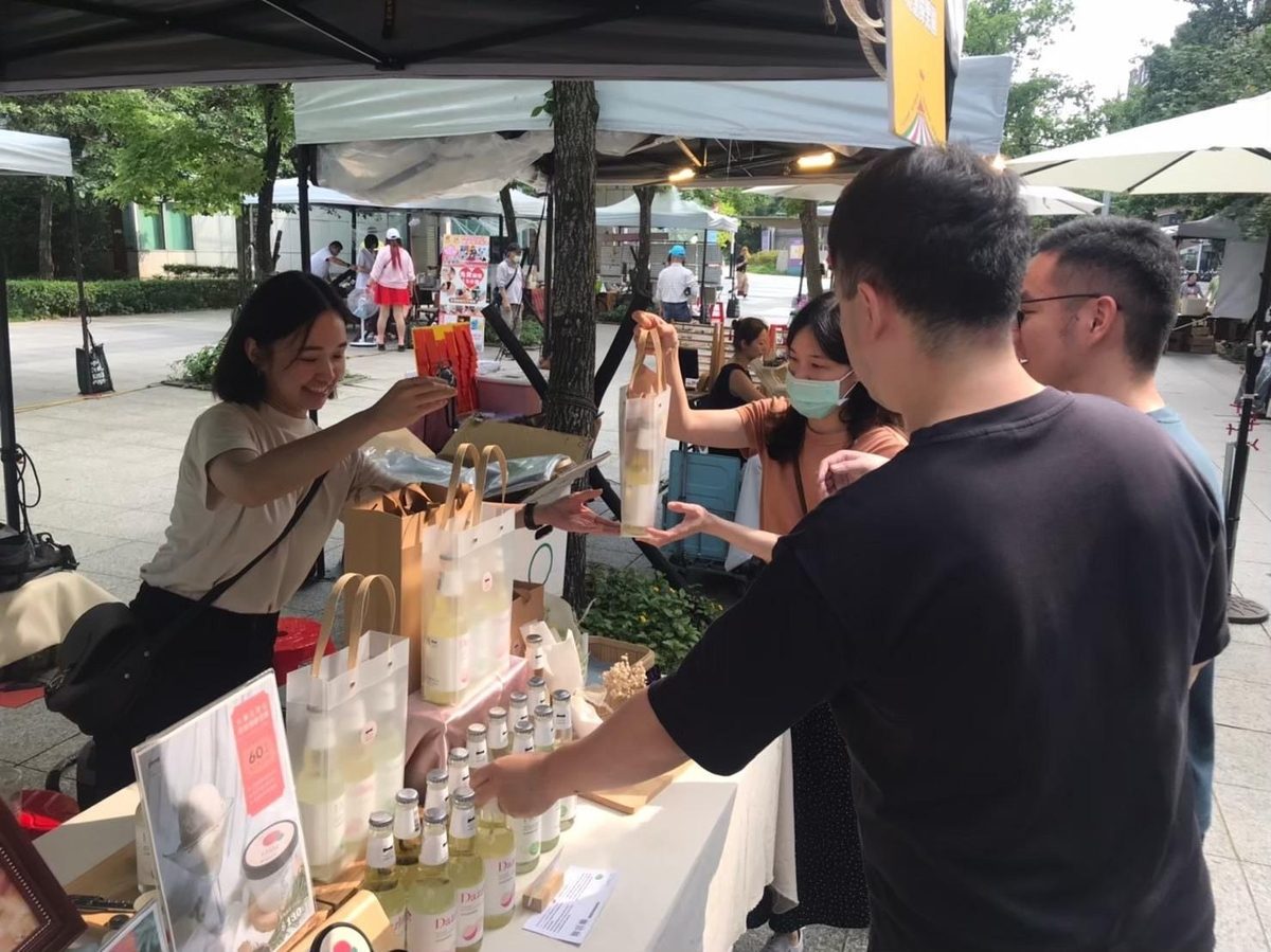 高雄玉荷包養大的女兒-用設計加值在地產業農四代創業-為農產格外品開啟新篇章