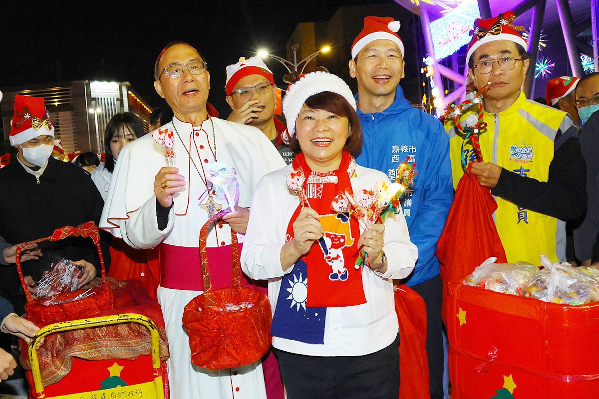 嘉義市2千人平安夜踩街　黃敏惠攜手宗教領袖點燈送祝福