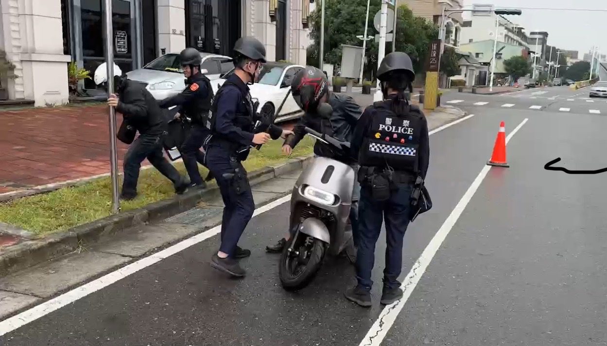 嘉市警大陣仗防搶演練　警網攔車民眾驚呼場面逼真