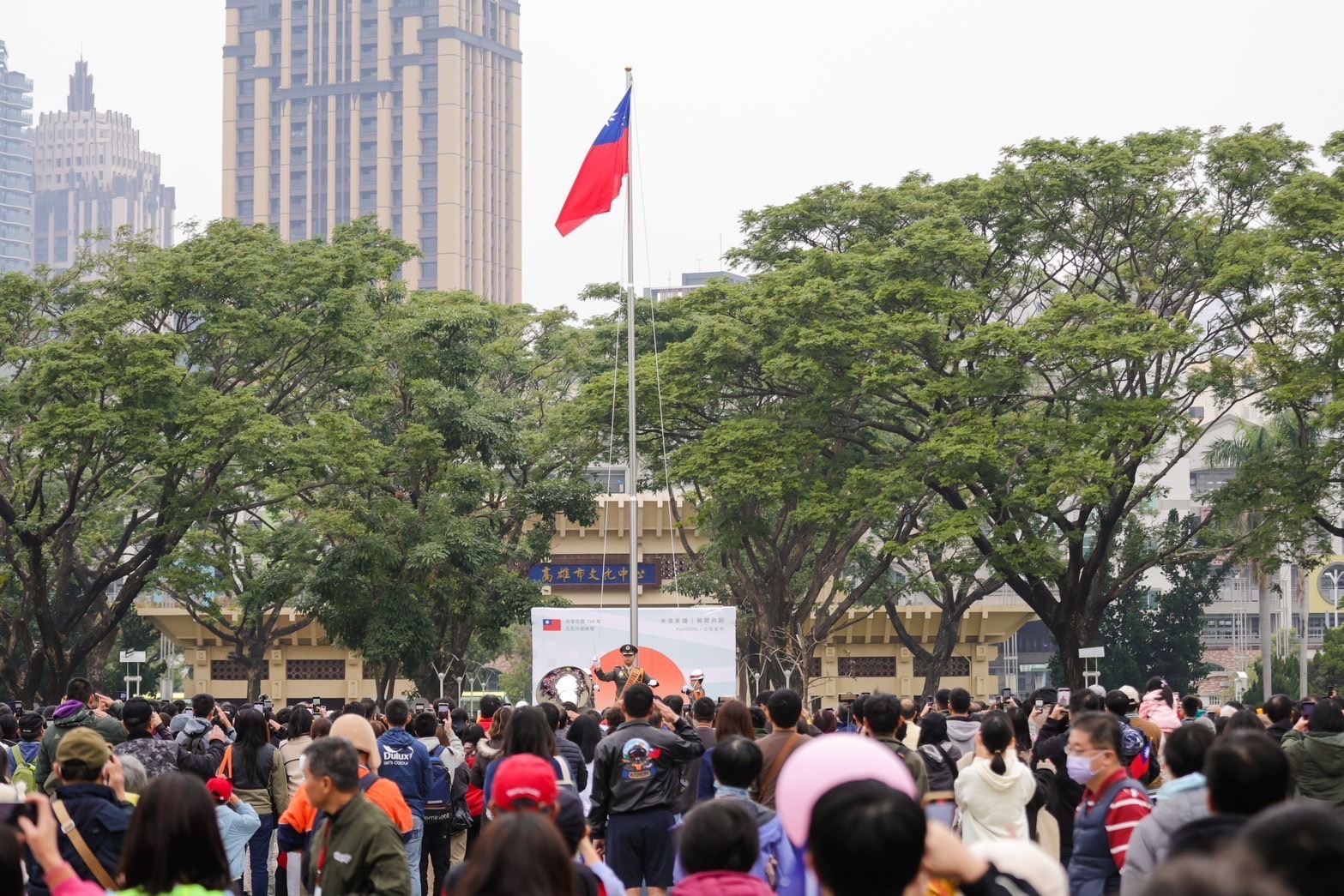 高雄市各界慶祝114年元旦升旗　陳其邁：克服萬難-迎向未來　加快高雄進步腳步