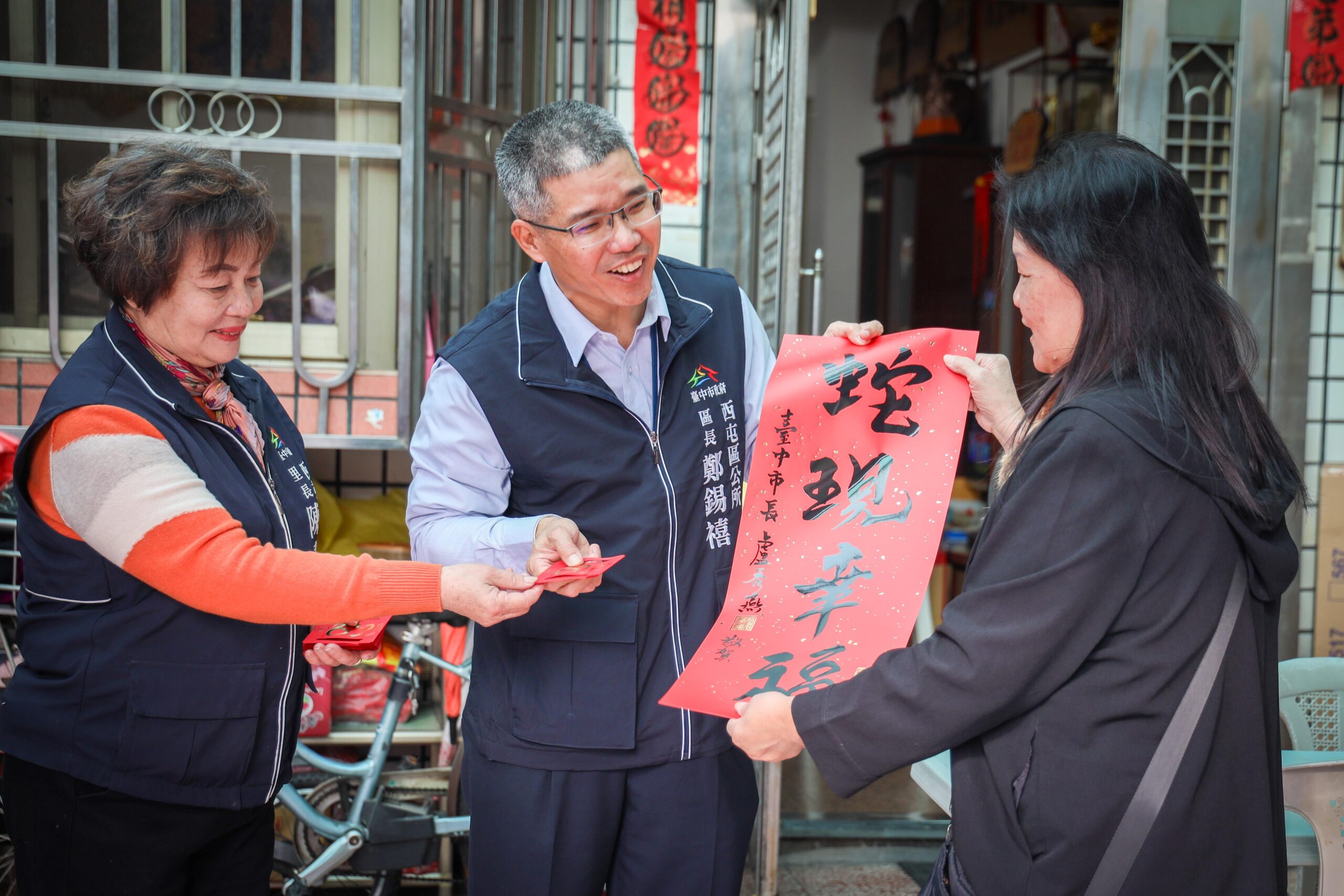 中市里鄰長總動員送幸福到你家！　方文山執筆超夯「蛇現幸福」春聯發送百萬家戶-市民迴響熱烈