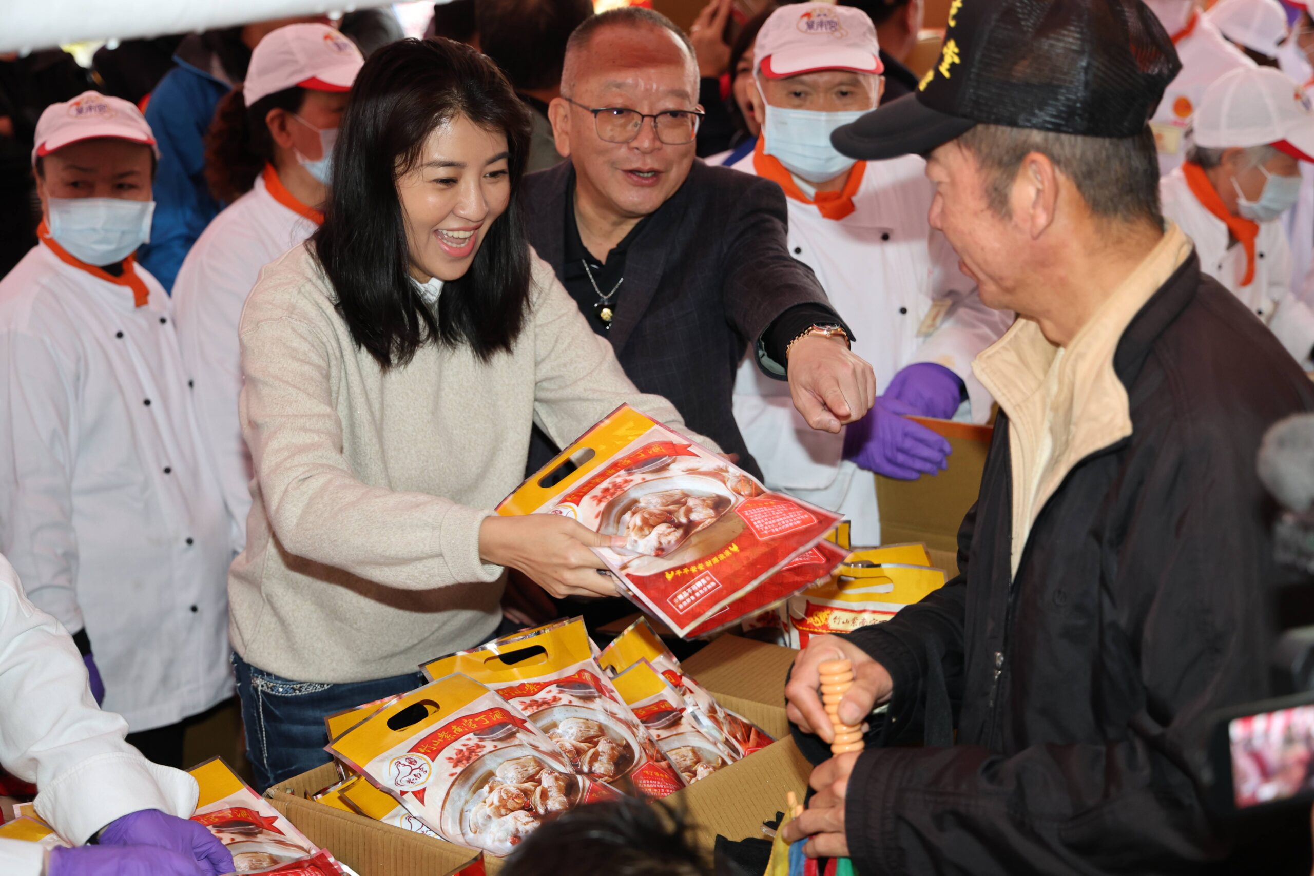 紫南宮土地公吃丁酒文化季登場　春雨難擋信眾熱情