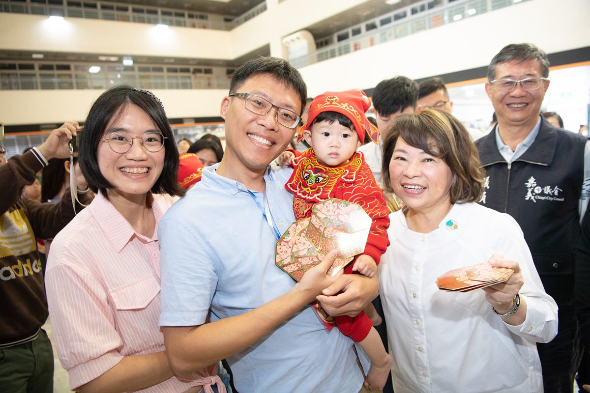 嘉義市古禮抓週溫馨登場　市長黃敏惠點硃砂、送紅包祝福新生