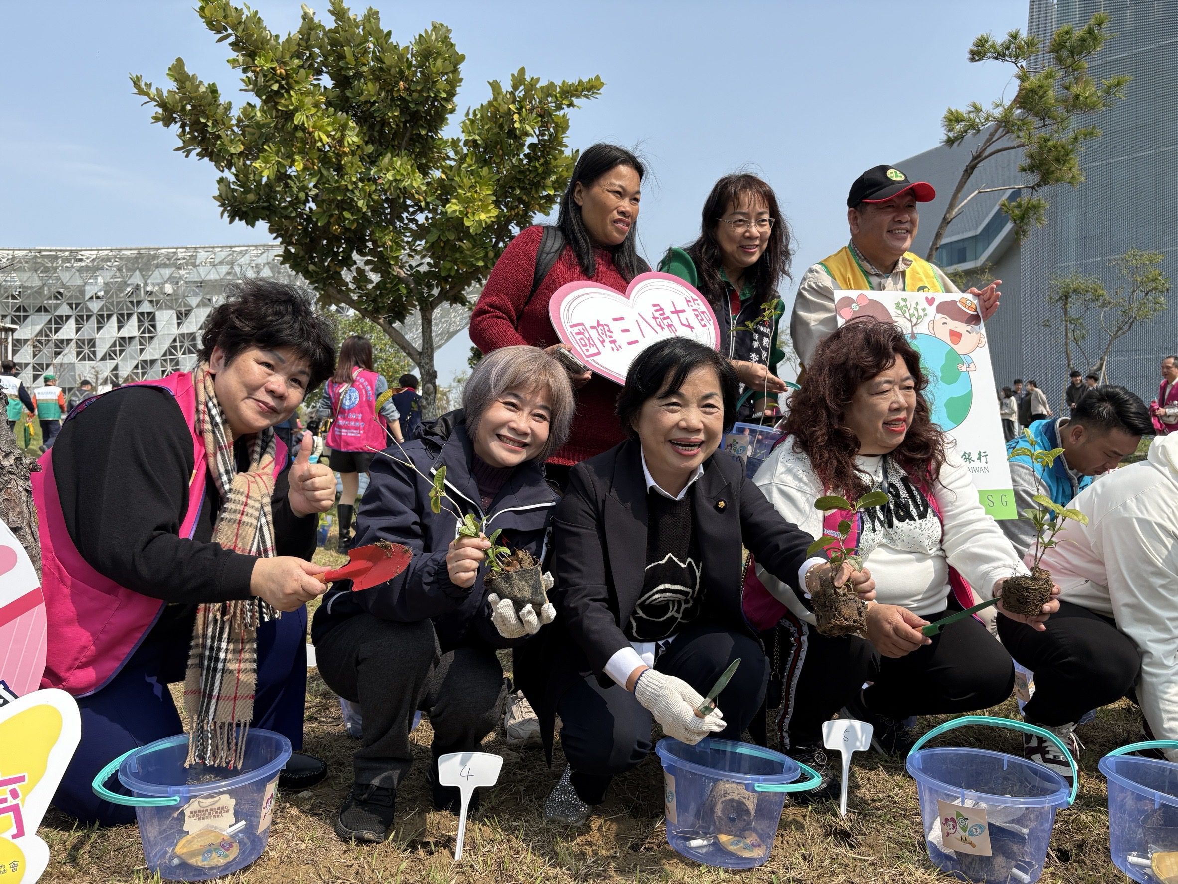 發票換樹苗、愛心變綠意！　中市建設局攜手民團舉辦中央公園植樹活動