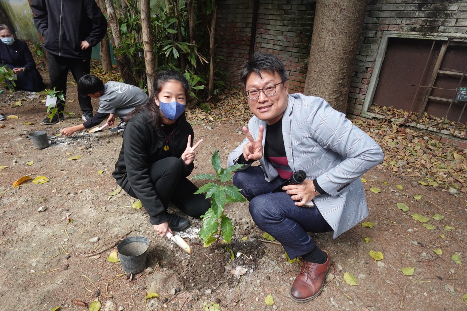 中市教育局推動淨零綠校園-　槺榔國小植樹節齊心種樹護地球