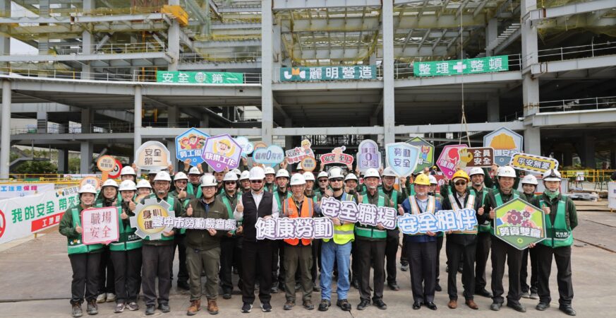 塔吊作業眉角多！　中市勞工局攜手網紅「超認真少年」宣導塔吊安全