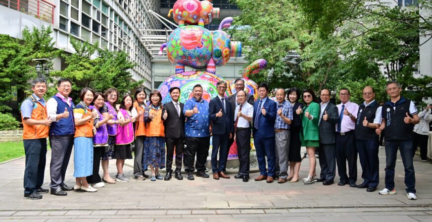 台中打卡新景點！　藝術大師洪易作品《叁豬》進駐地稅局