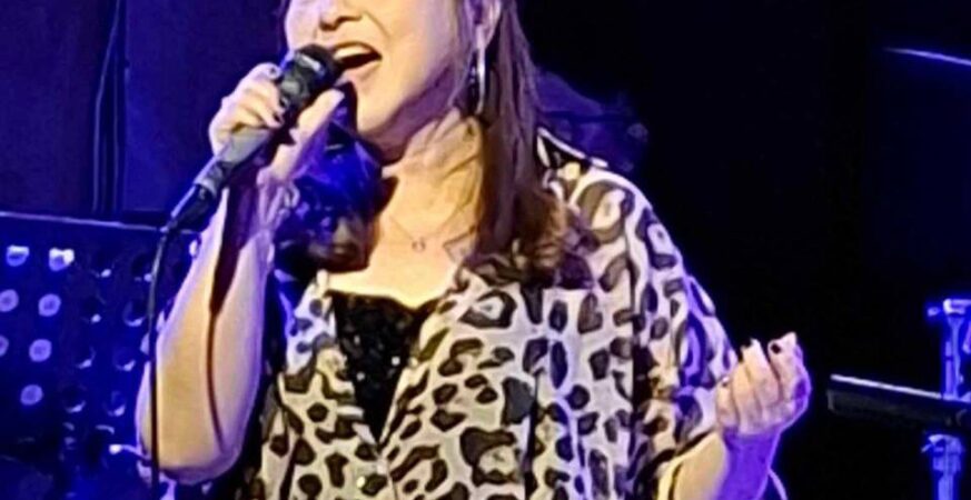鄭怡解鎖人生-換上豹紋新裝首次pub演唱初體驗