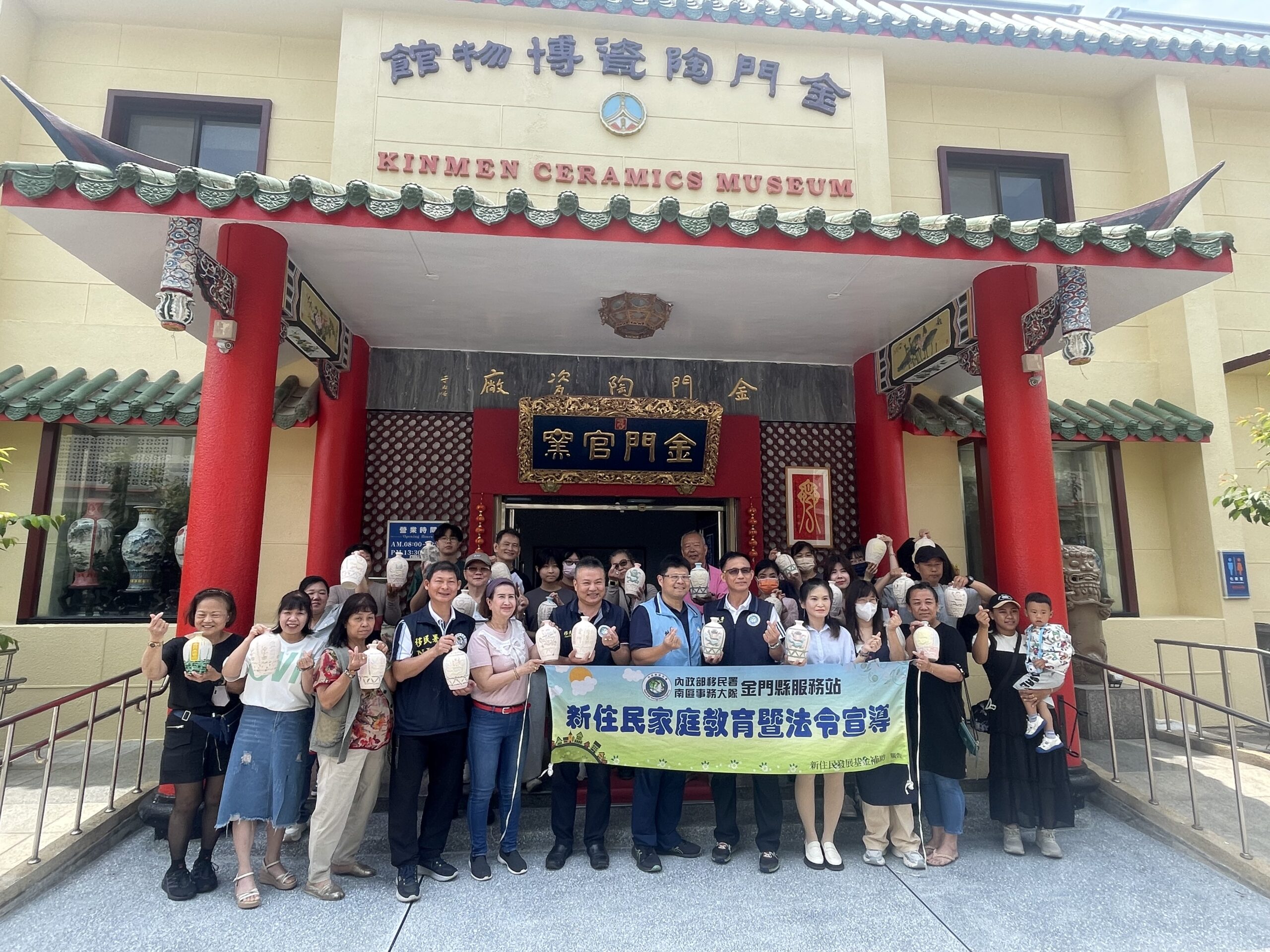 慶祝母親節移民署邀新二代彩繪官窯高粱酒瓶獻祝福