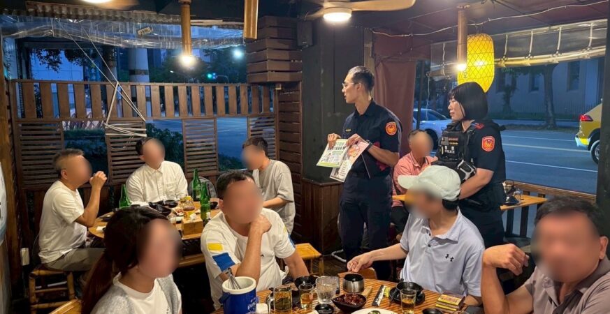 從源頭防制酒駕發生-高雄警穿梭飲酒場所叮嚀勿酒駕