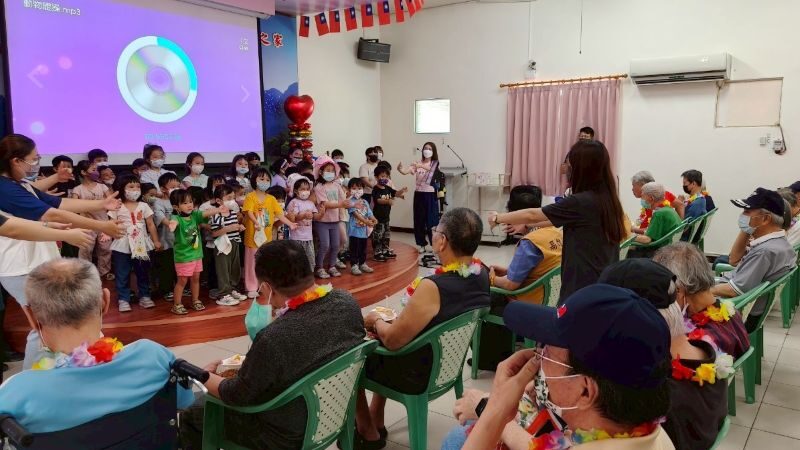 高雄榮家4月份慶生茶會　96歲蘇伯伯溫馨許願切壽糕