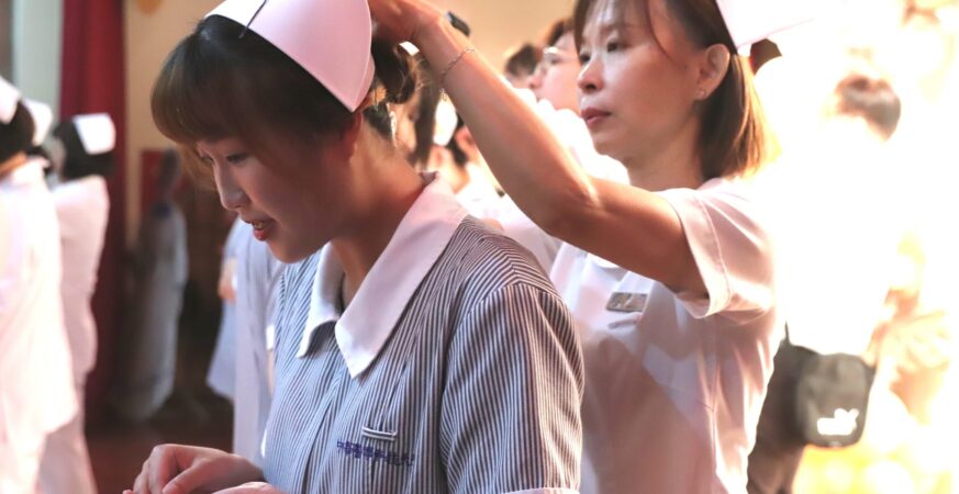 中華醫大護理系加冠典禮181位護理新生軍宣誓當南丁格爾傳人
