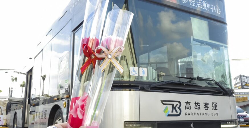 感謝媽咪!-搭公車來「科工館站」送康乃馨-女性搭60路公車免費