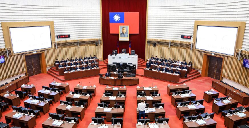 高中職以下普通教室建置大型觸控顯示器　陳其邁允諾加速完
