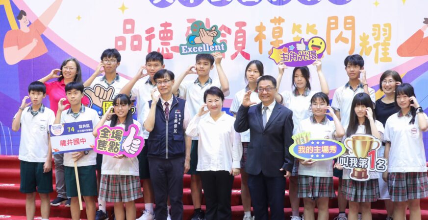 與5301模範生合影！盧秀燕「各俏皮pose」全配合：你們是媽媽最好的禮物