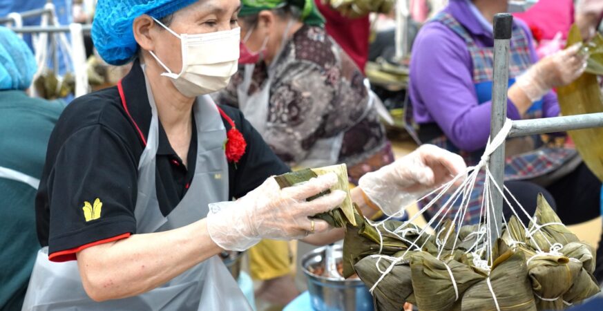 10年愛心不間斷　萬顆愛心粽親手做　元亨寺台北講堂攜手慈善團體助新北弱勢