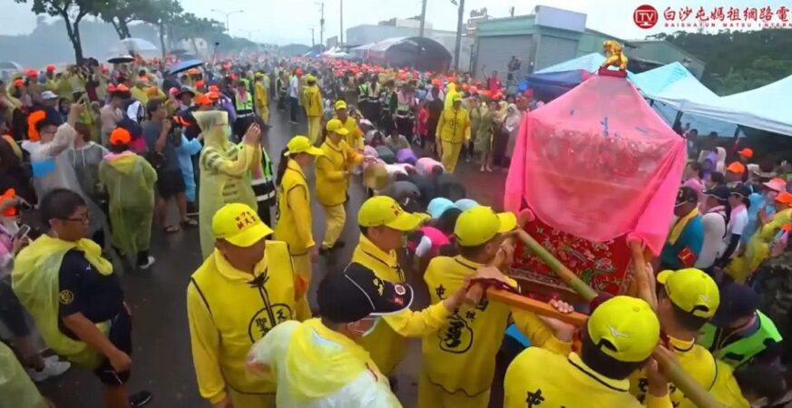 媽祖也不賞臉？白沙屯鑾轎見罷免旗急煞轉向　網嗆：連神明都不想理