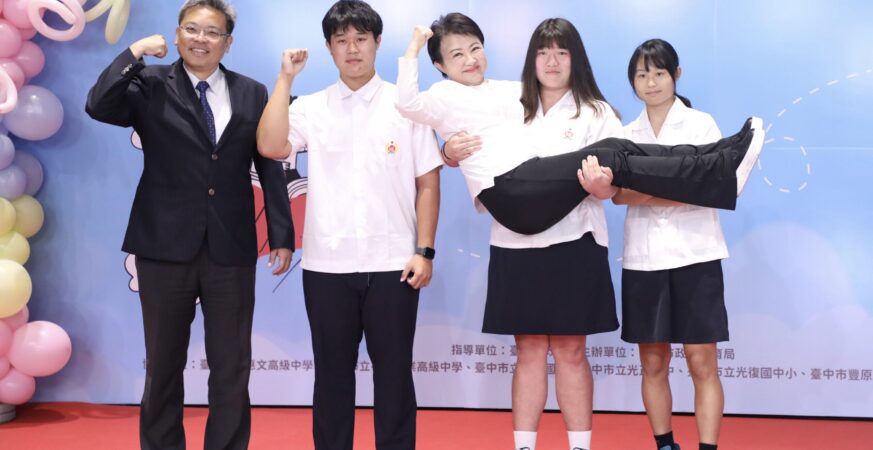 市長被公主抱！中市表揚8043位市長獎學生　盧市長配合擺「超俏皮Pose」最萌合影曝光