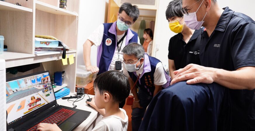 微星科技捐再生筆電助新北弱勢　公益「微」光點點成「星」