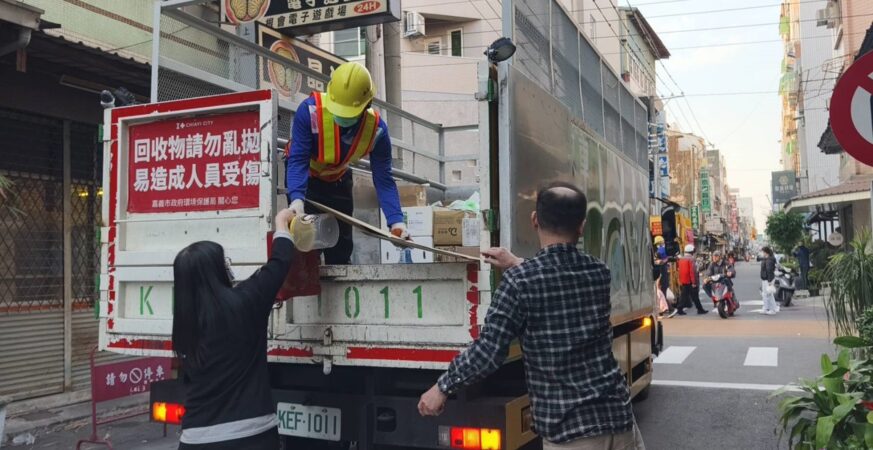 嘉市清潔隊員遭資收物割傷　環保局呼籲民眾做好垃圾分類降低風險