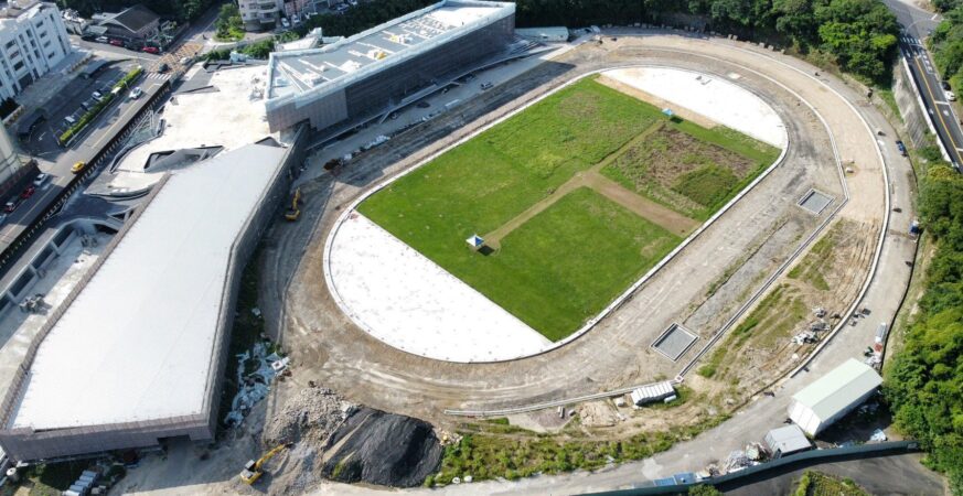 基隆市立田徑場改建工程進度達六成　首座標準認證跑道預計明年暑假啟用