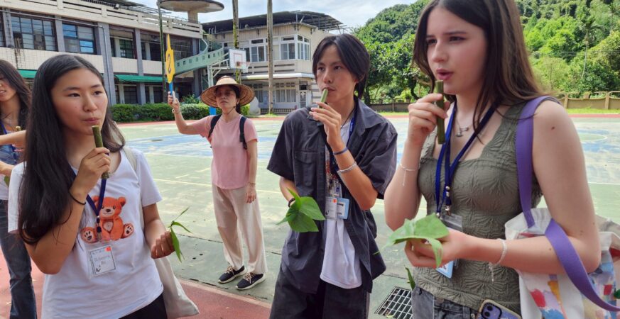 藍染、美食、闖關遊戲　基隆學生帶美國學伴體驗台灣文化