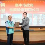 羅志祥首度開箱新品款紀念酒 驚喜競標助台中十方特教
