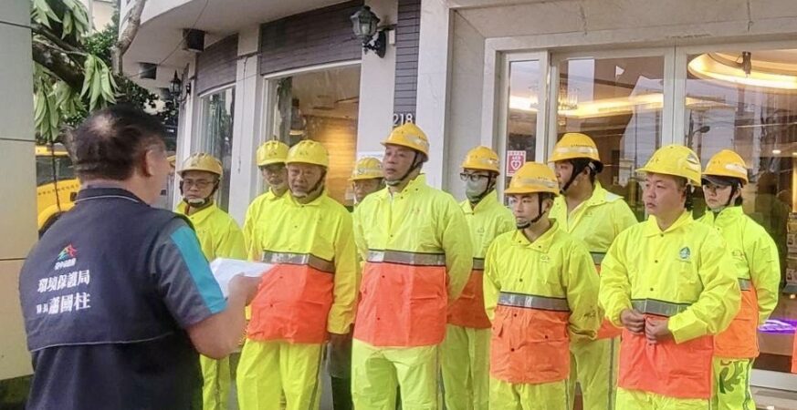 中市環保局馳援嘉義縣　風雨無阻助災後環境復原