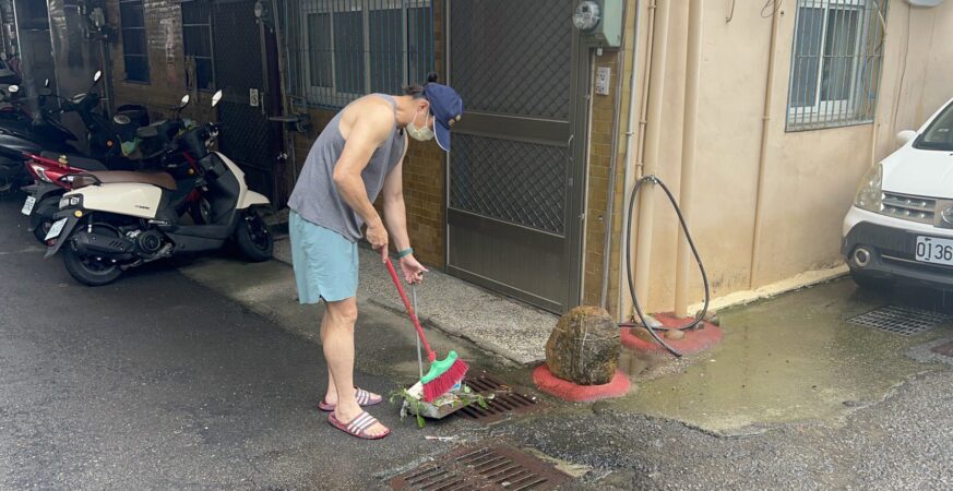 環保局清潔隊員日夜不歇加強清溝　籲民眾發揮舉手之勞共同維護居住環境