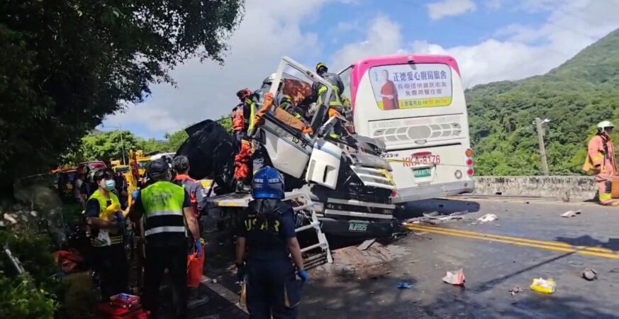 萬里大貨車撞客運釀死傷　謝國樑致電慰問並指示全力關懷協助